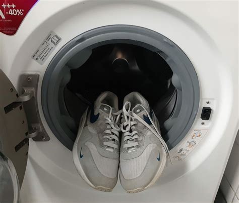 Sneakers in de wasmachine (5 stappenplan & de beste tips).